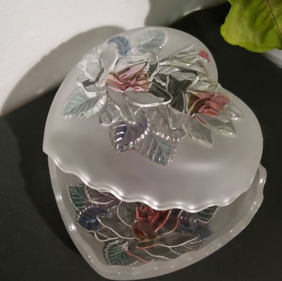 Frosted Covered Heart Shape Glass Trinket Box Studio Nova - Picture 3 of 7